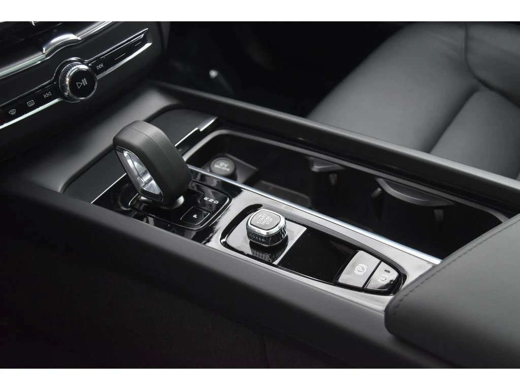 2025 Volvo - image 36