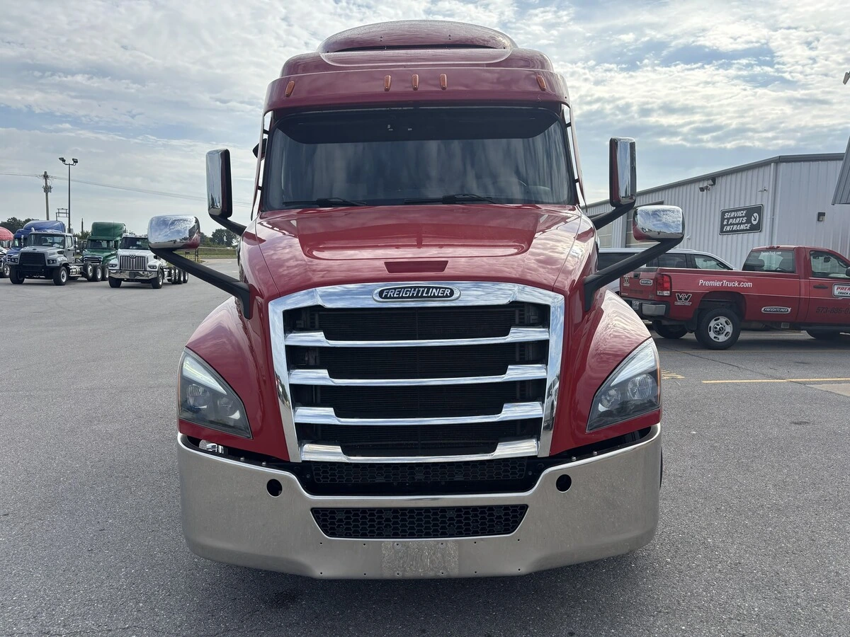 2024 Freightliner Cascadia — photo 2