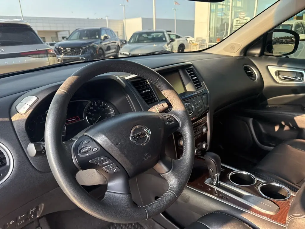 2016 Nissan Pathfinder SL photo 8