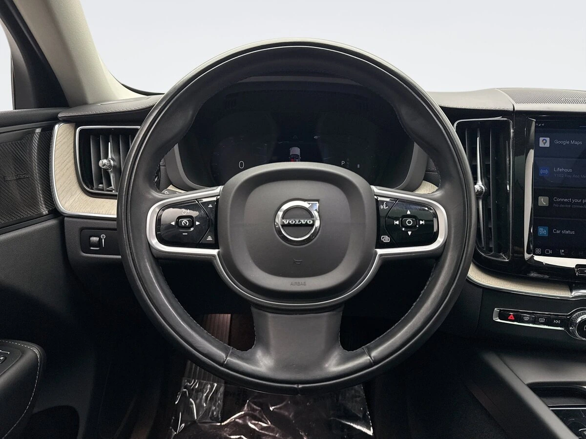 2022 Volvo - image 12