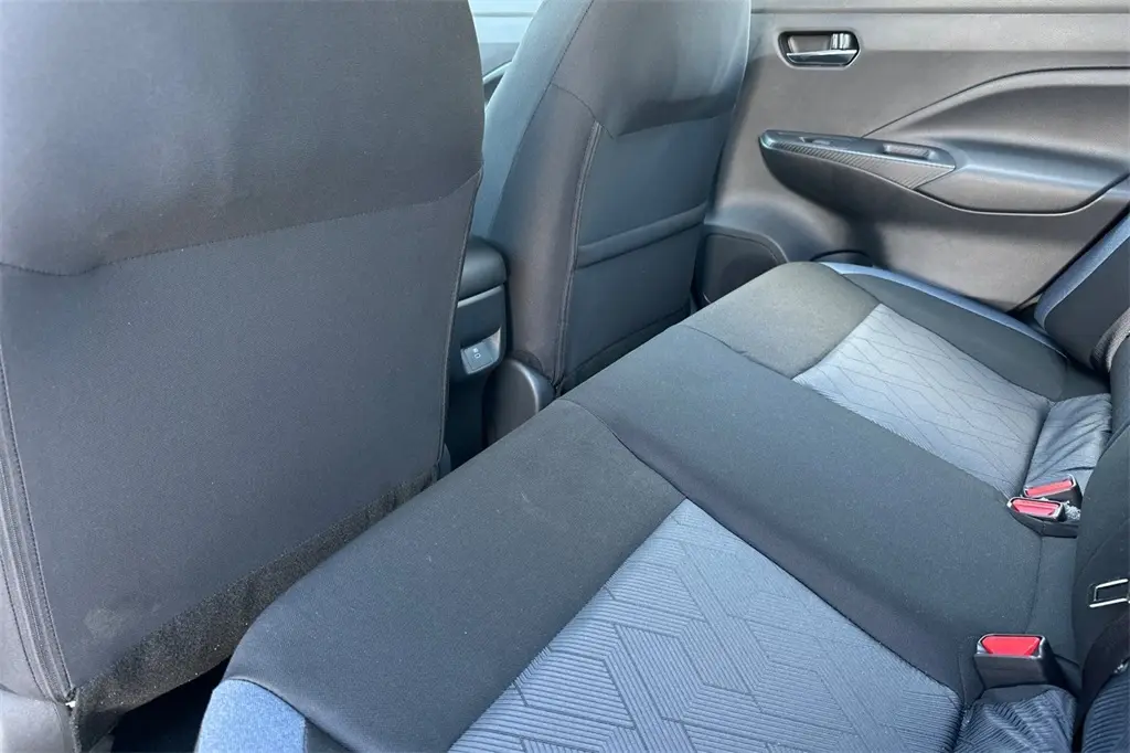 2025 Nissan Versa 1.6 SV photo 12