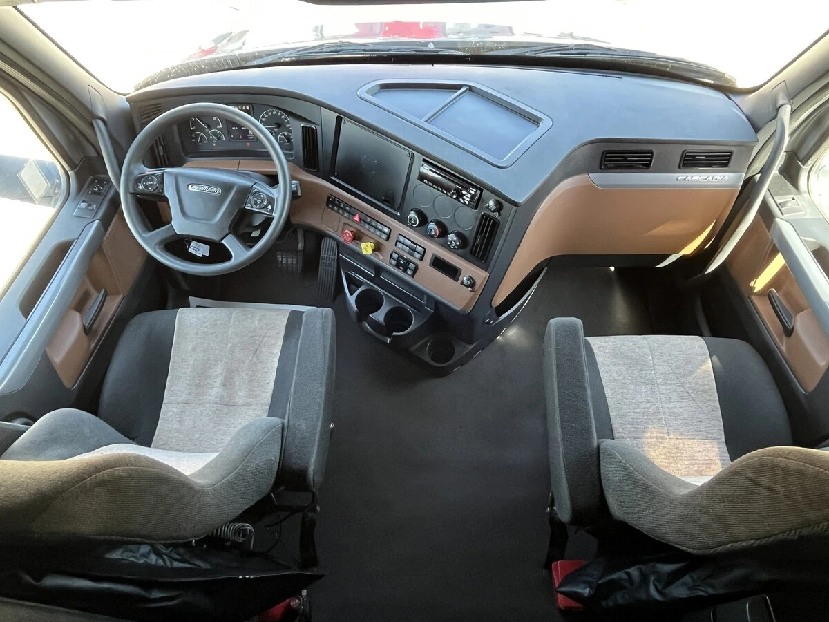 2022 Freightliner Cascadia - image 32