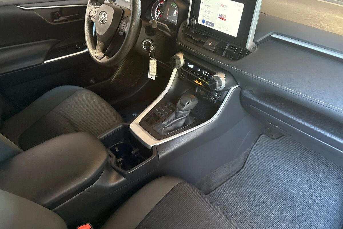 2025 Toyota RAV4 LE - Photo 16