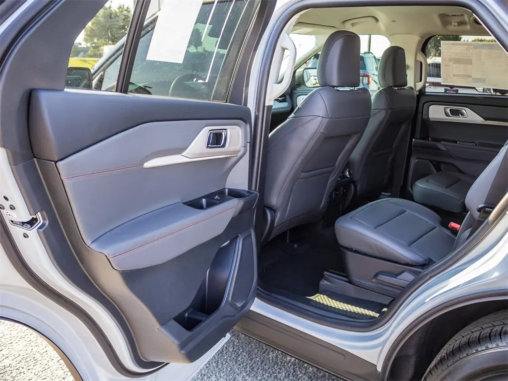 2025 Ford Explorer photo 25