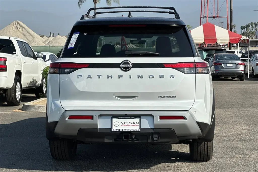 2025 Nissan Pathfinder Platinum photo 3