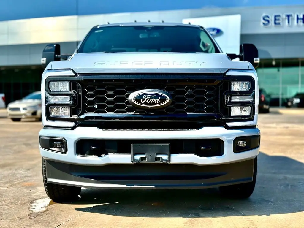 2025 Ford F-250 photo 2