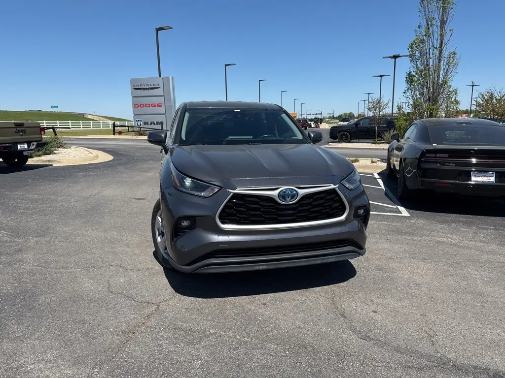 Used 2021 Toyota Highlander LE with VIN 5TDBBRCHXMS058239 for sale in Owasso, OK