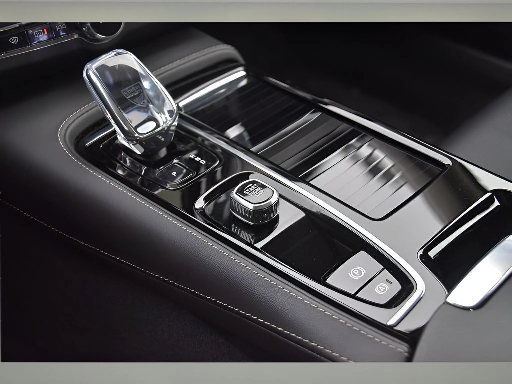 2024 Volvo - image 32