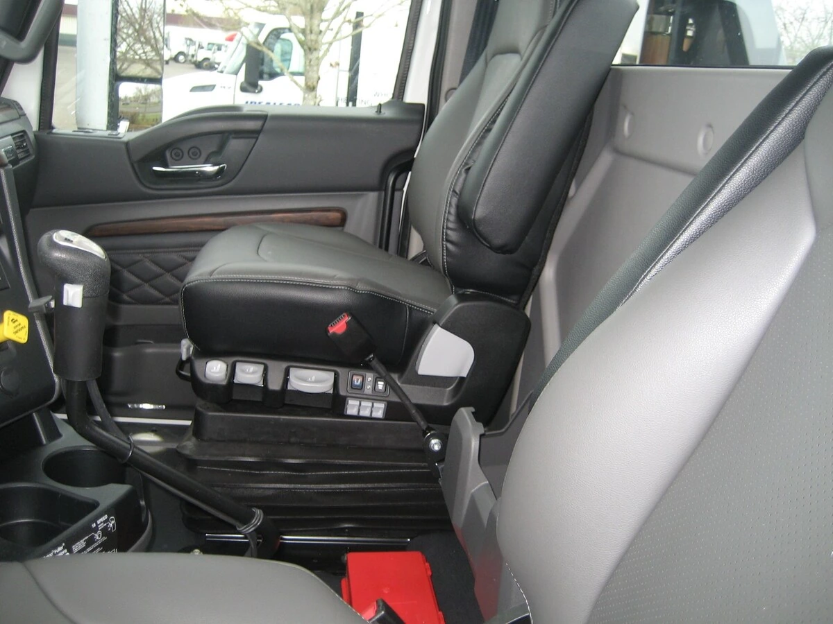 2025 International LT — photo 7