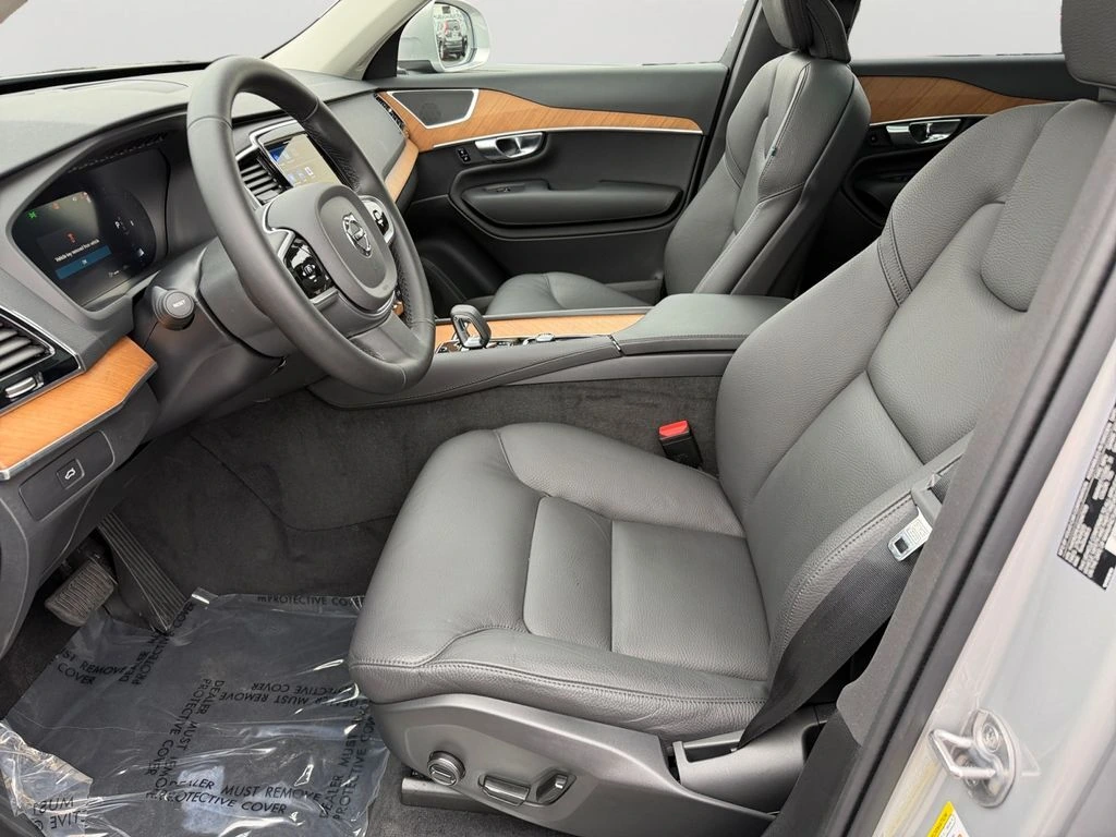 2025 Volvo - image 15