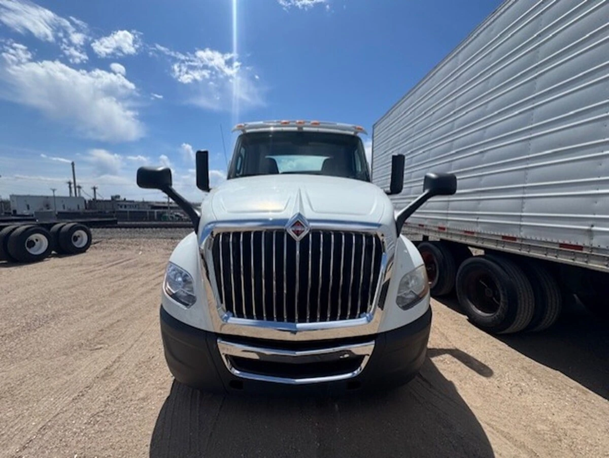 2019 International LT - image 2