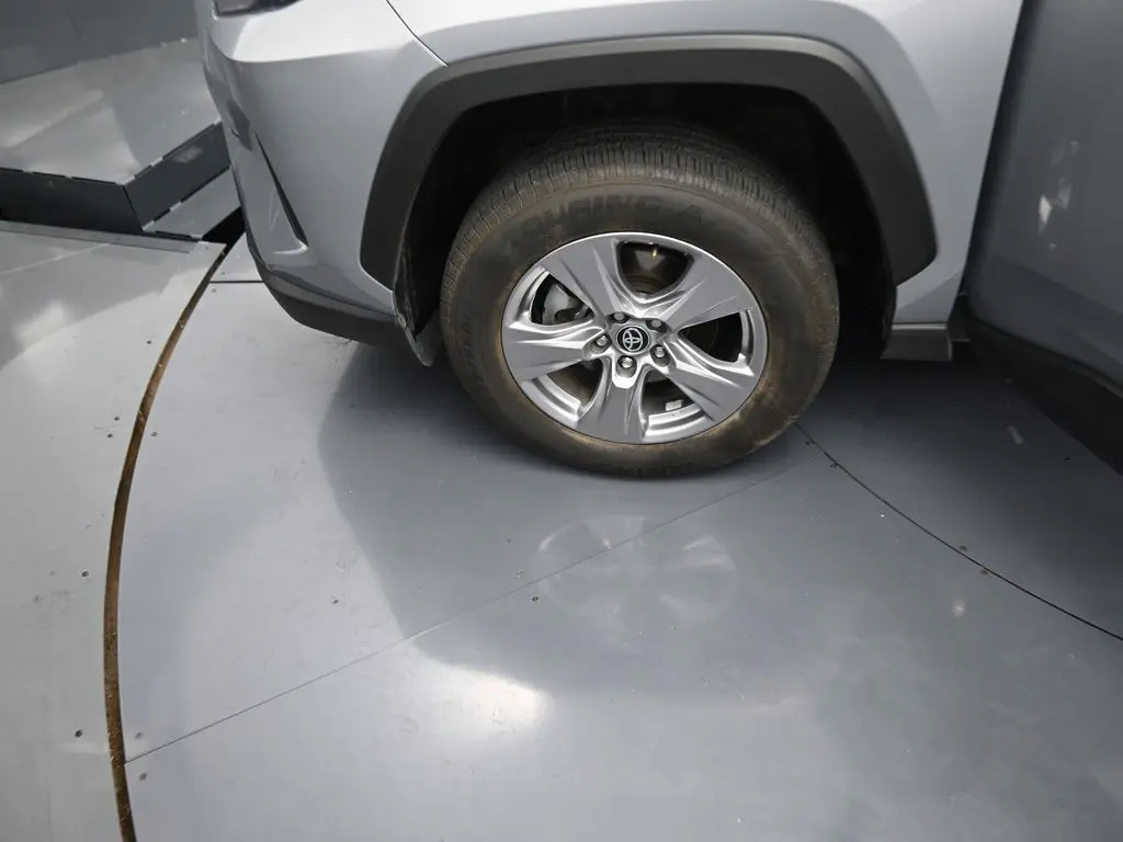 2024 Toyota RAV4 XLE photo 6