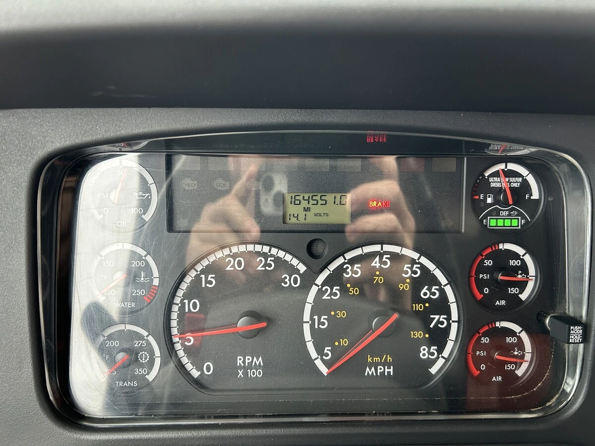 2015 Freightliner 114SD - image 10