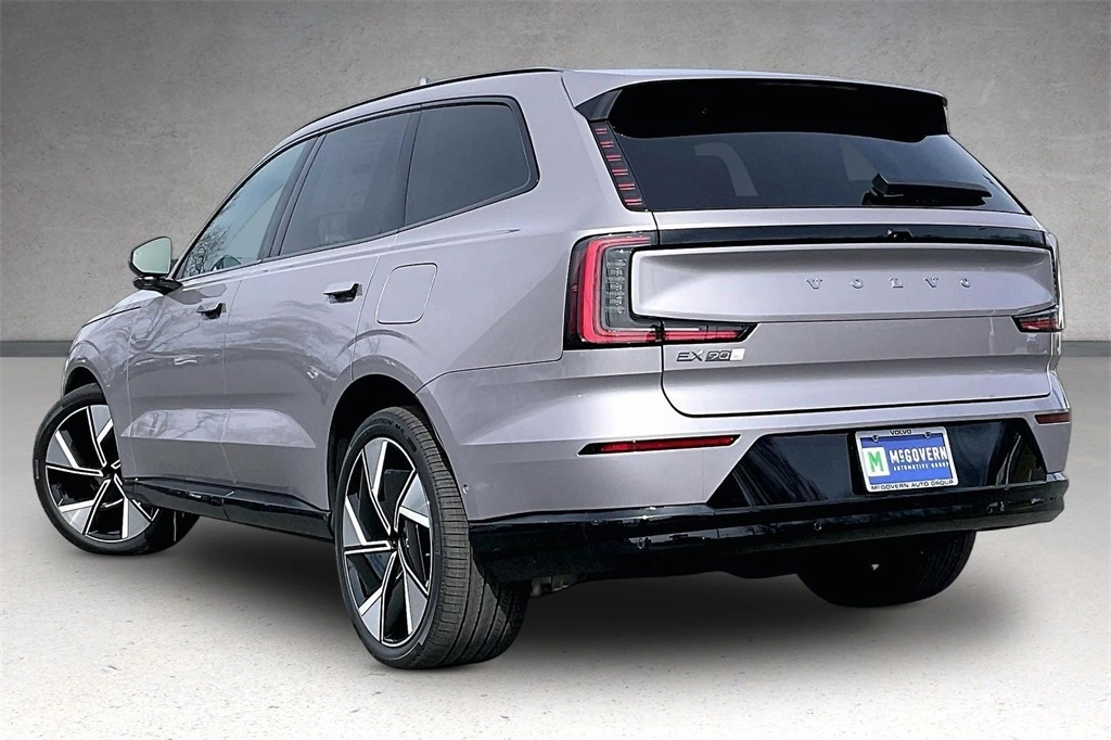 2026 Volvo - image 3