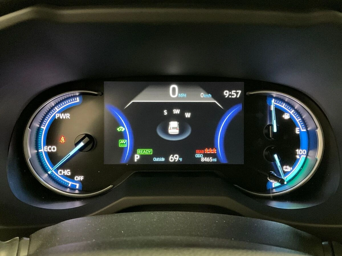 2025 Toyota RAV4 SE - Photo 21