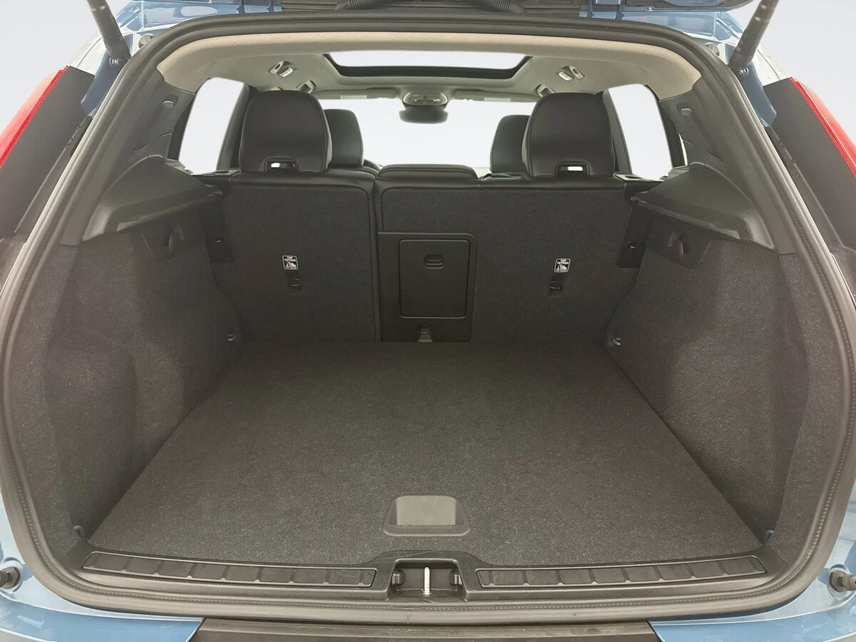 2025 Volvo - image 22