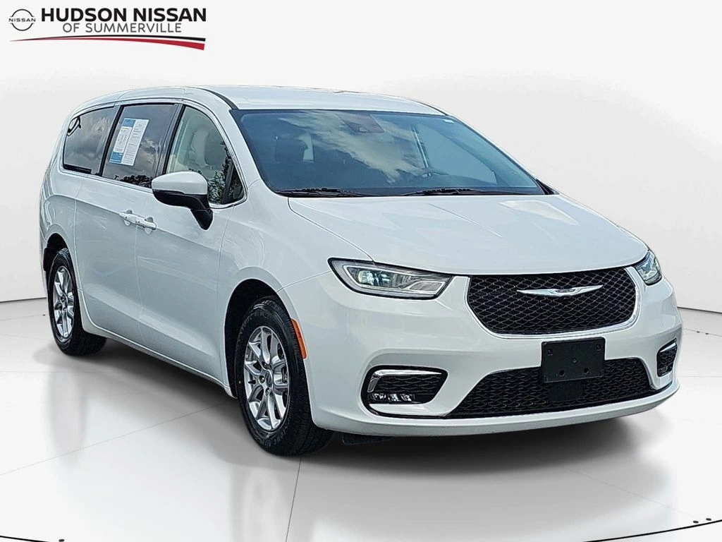 2023 Chrysler Pacifica Touring L's photo