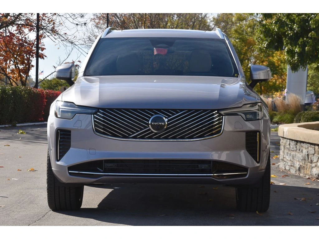2026 Volvo - image 9
