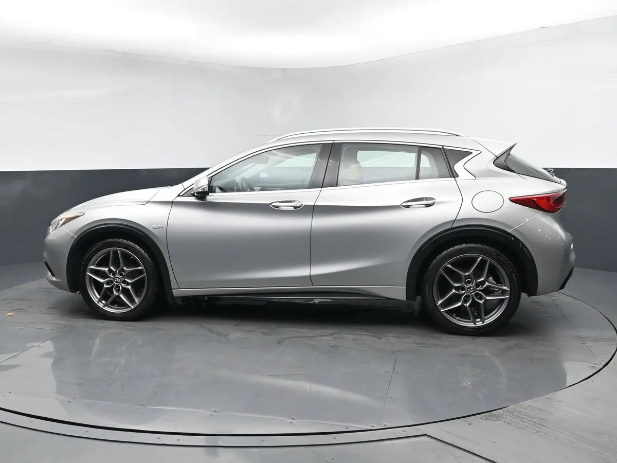 2018 Infiniti QX30 Premium photo 4