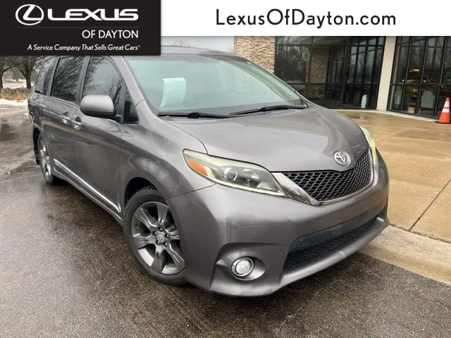 2016 Toyota Sienna SE's photo