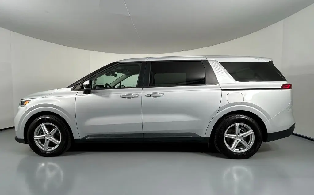 2022 Kia Carnival LXS photo 4