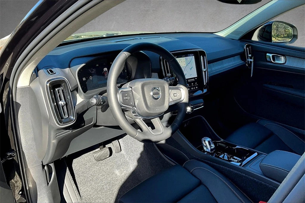 2026 Volvo - image 7