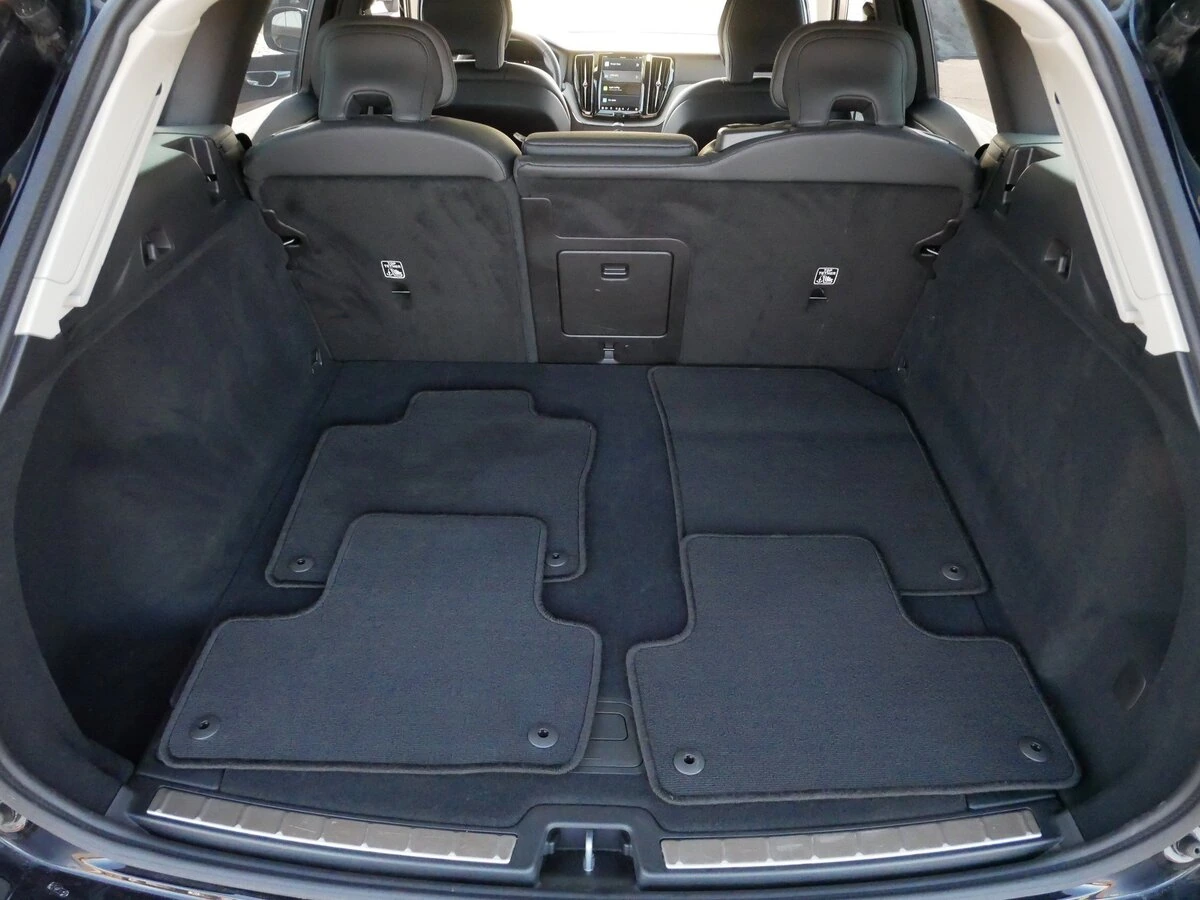 2025 Volvo - image 18