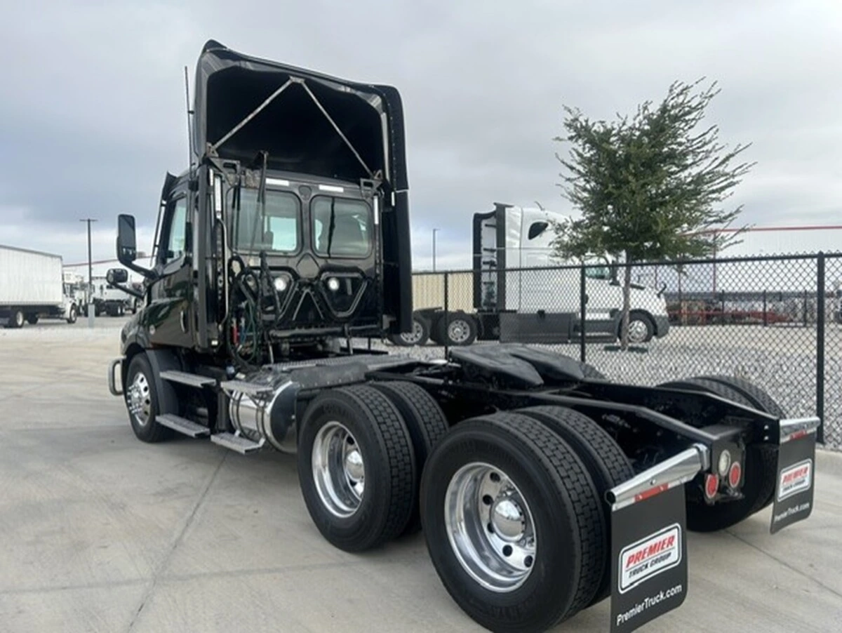 2023 Freightliner Cascadia — photo 3
