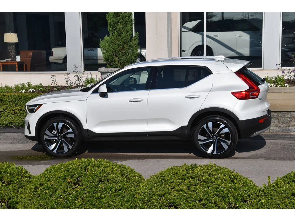 2025 Volvo - image 7
