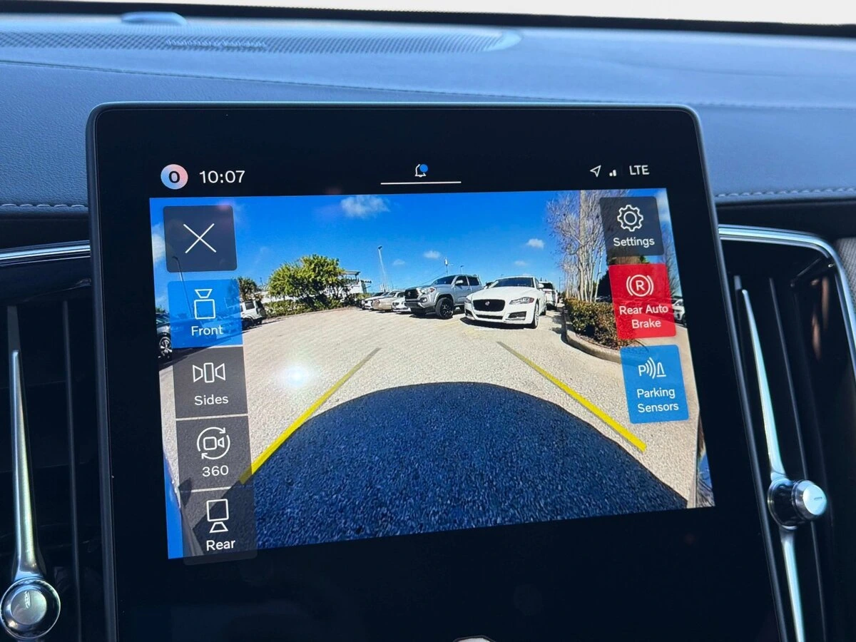 2026 Volvo - image 23