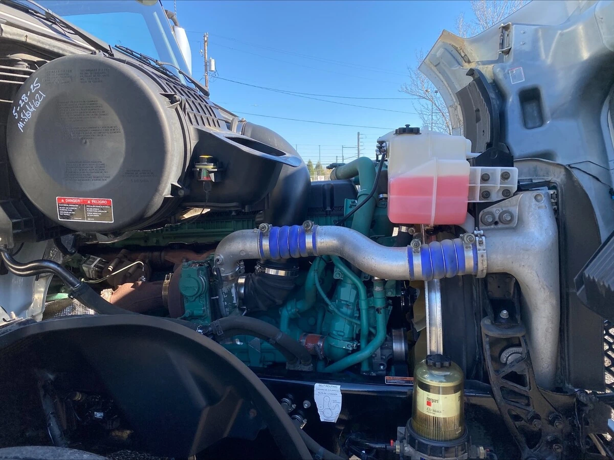 2018 Volvo VNL 860 - image 10