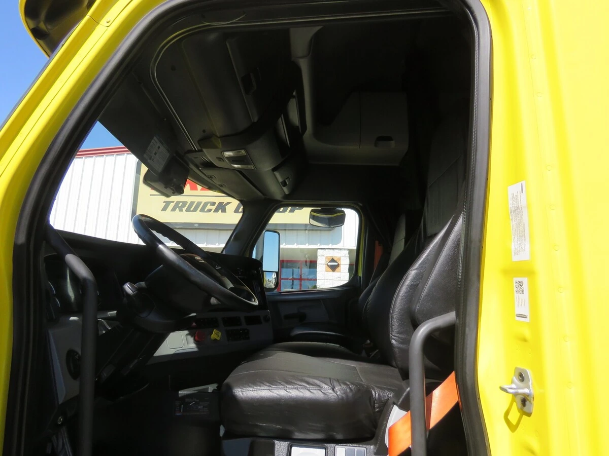 2022 Freightliner Cascadia - image 14