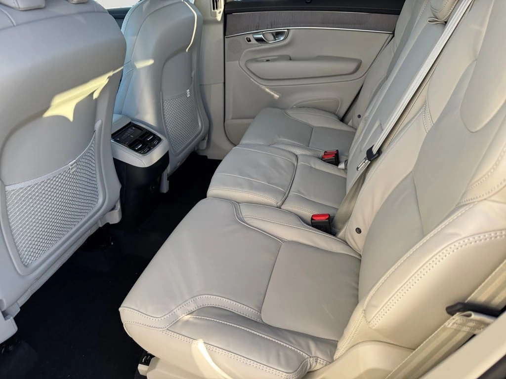 2026 Volvo - image 10