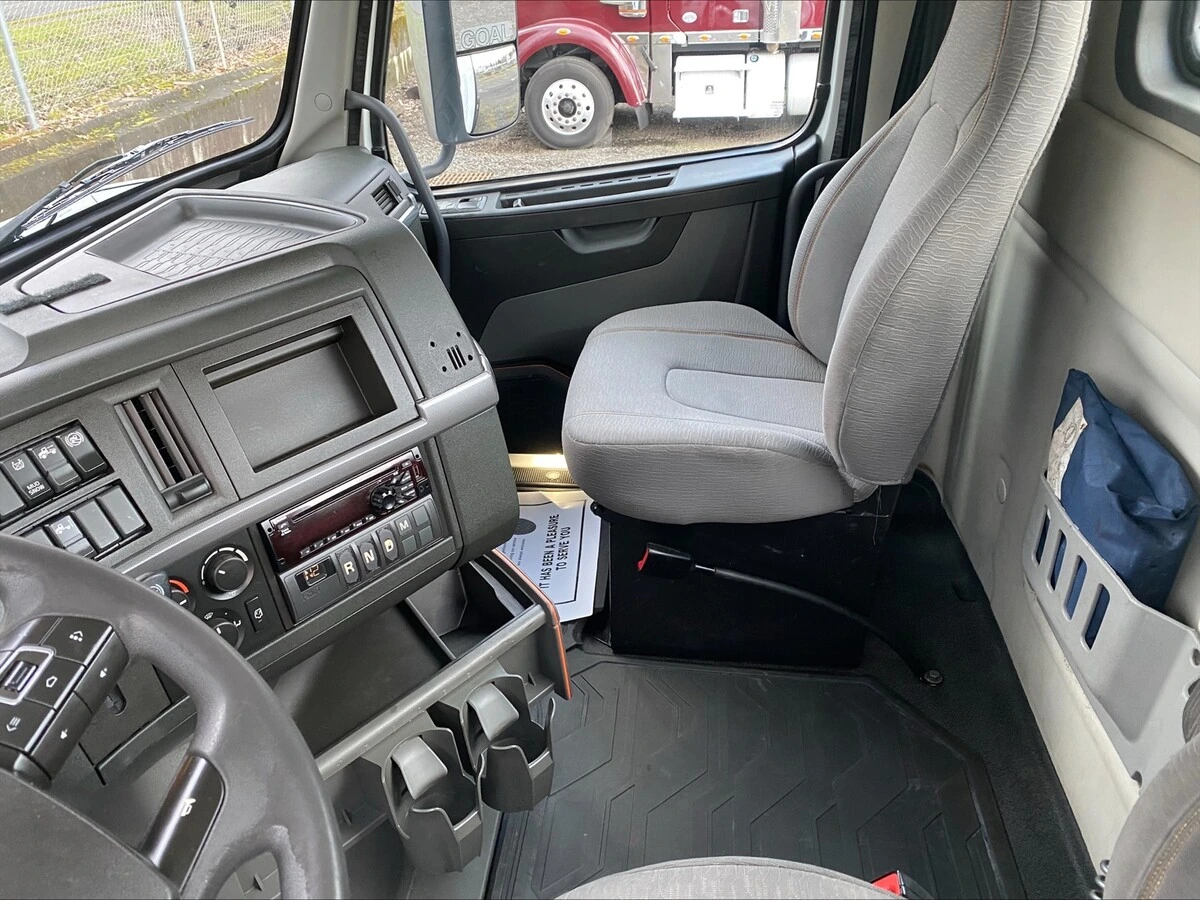 2019 Volvo VNL 860 - image 6