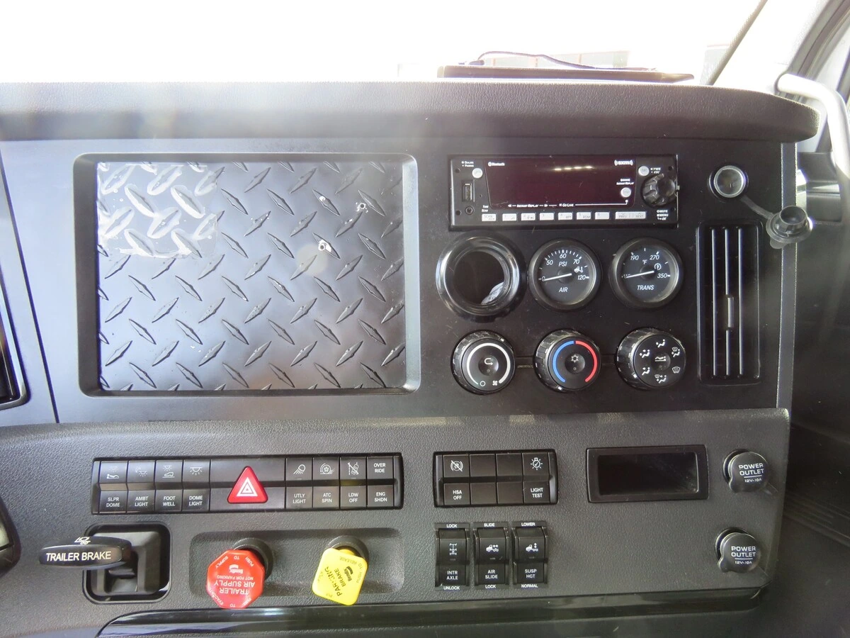 2023 Freightliner Cascadia - image 21