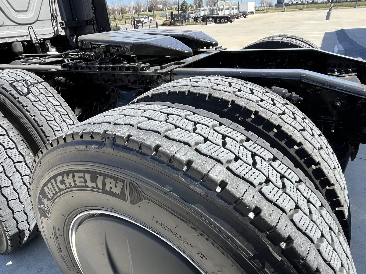 2022 Freightliner Cascadia - image 3