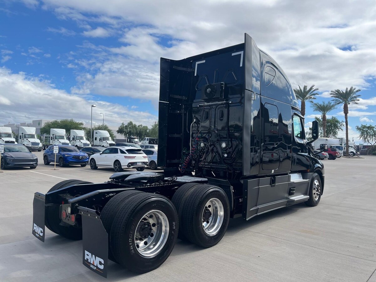 2021 Freightliner in Phoenix, AZ — photo 5