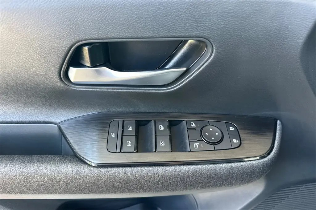 2026 Nissan Kicks SV photo 9