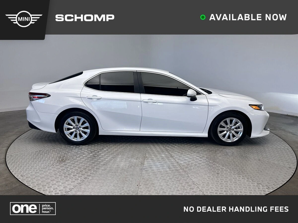 2018 Toyota Camry LE's photo