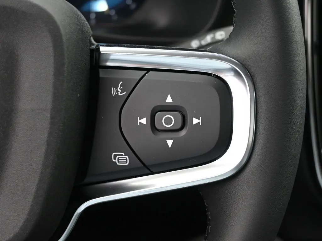 2025 Volvo - image 10