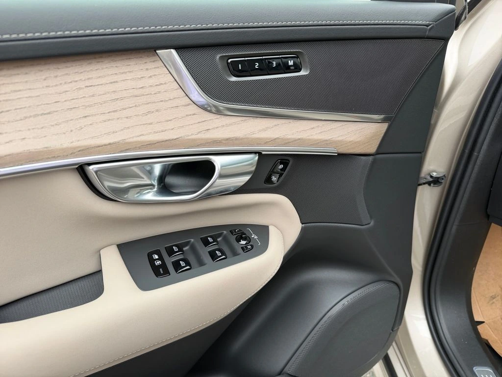 2026 Volvo - image 13