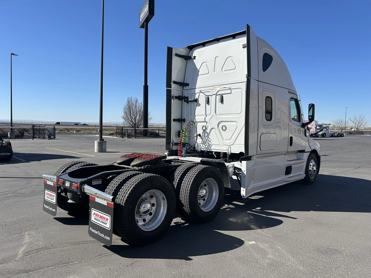 2022 Freightliner Cascadia - image 6