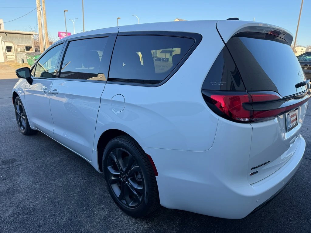 2026 Chrysler Pacifica Select - Photo 11