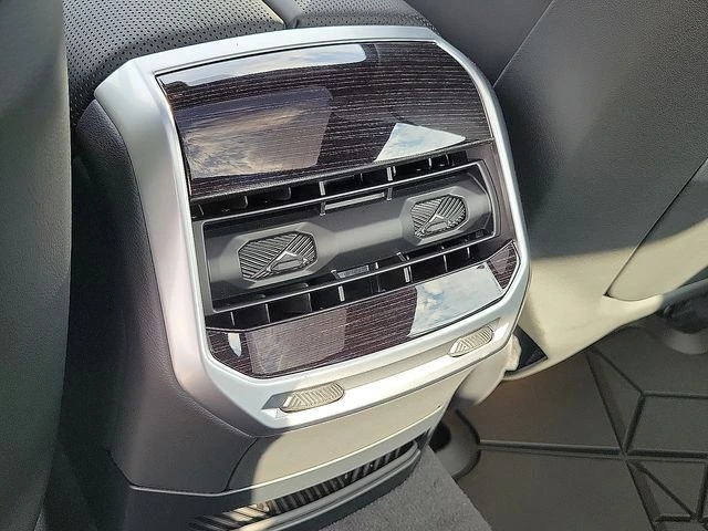 2026 BMW 7 Series 750e - Photo 14