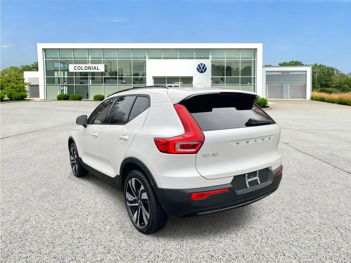 2024 Volvo - image 3