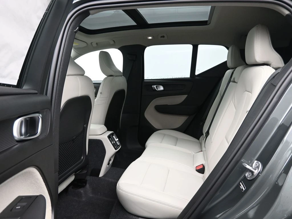 2026 Volvo - image 25