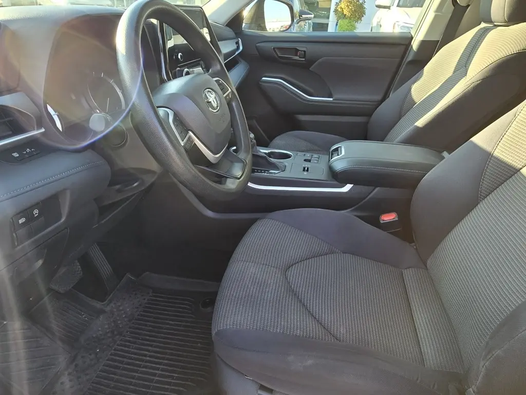 2023 Toyota Highlander L photo 13