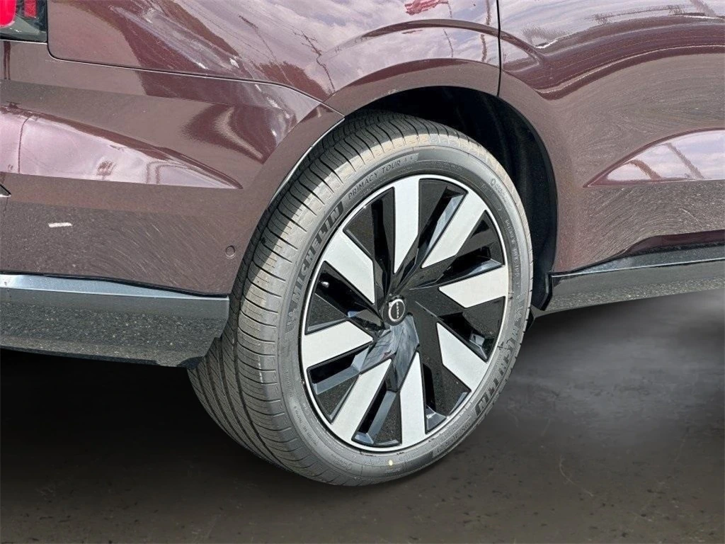 2025 Volvo - image 8