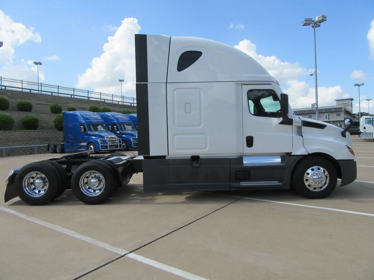 2023 Freightliner Cascadia - image 6