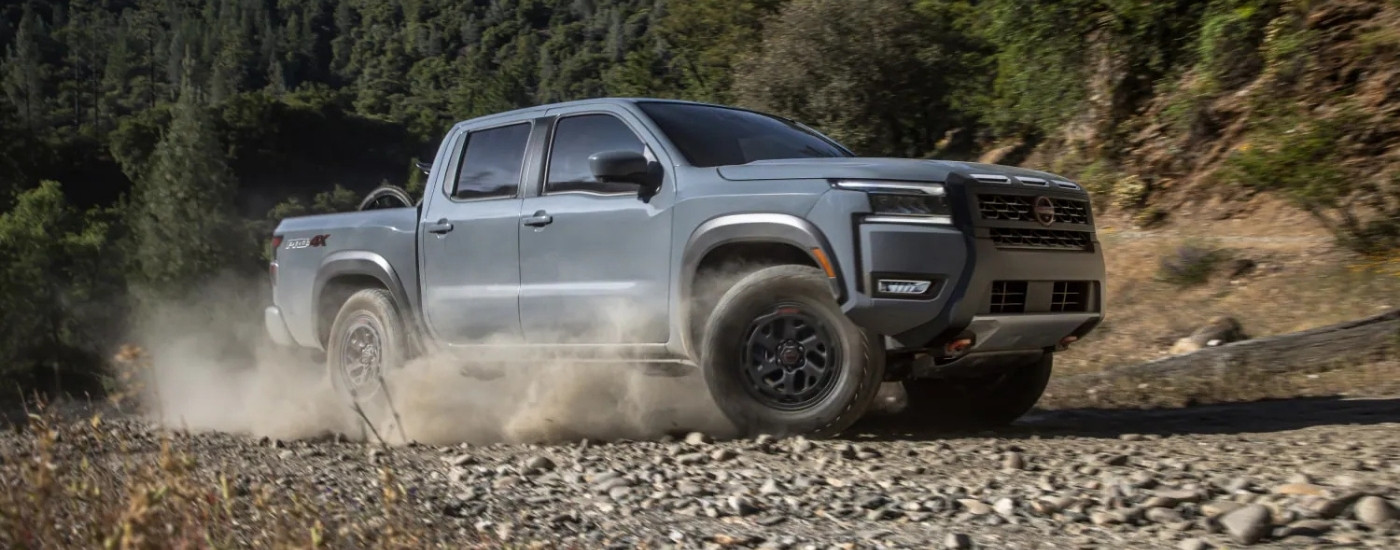 Nissan Frontier PRO-4X 2025 gris avanzando por un sendero